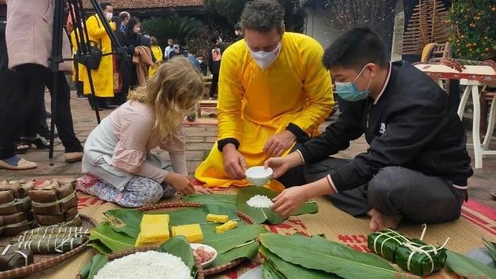 International friends are making 'banh chung' at the programme. (Photo: NDO)