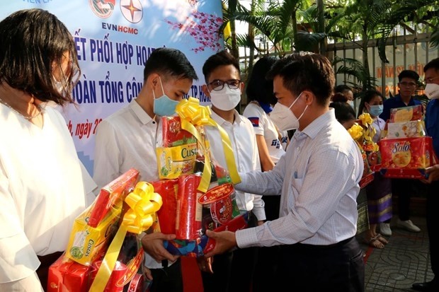A representative of young workers in Ho Chi Minh City presents Tet gifts to Lao and Cambodian students (Photo: VNA)