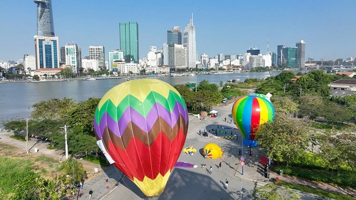 The hot air balloon festival takes place along the banks of the Saigon River. (Photo: NDO)