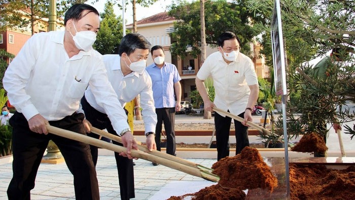 NA Chairman Vuong Dinh Hue and the delegates plant trees at the memorial house of President Ho Chi Minh, in the headquarters of Ben Tre’s Police. (Photo: NDO)