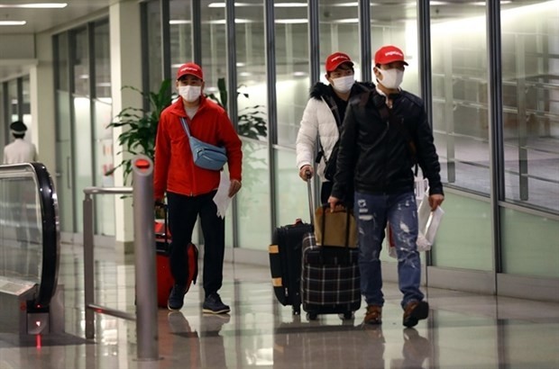 Passengers from Japan arrive at Noi Bai International Airport in Hanoi on January 1, 2022. Vietnam has reopened regular international flights on a pilot basis starting this year. (Photo: VNA)