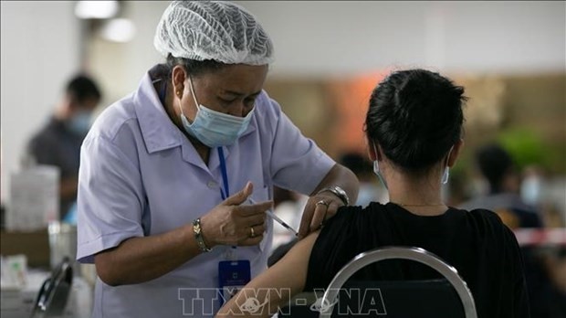 A health worker gives a COVID-19 jab to a resident in Vientiane, Laos. (Photo: XINHUA/VNA)