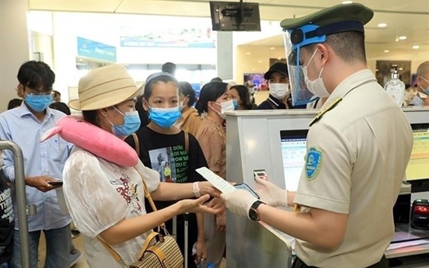 Passengers queue up to complete procedures before their flight at the Noi Bai International Airport in Hanoi (Photo: VNA)