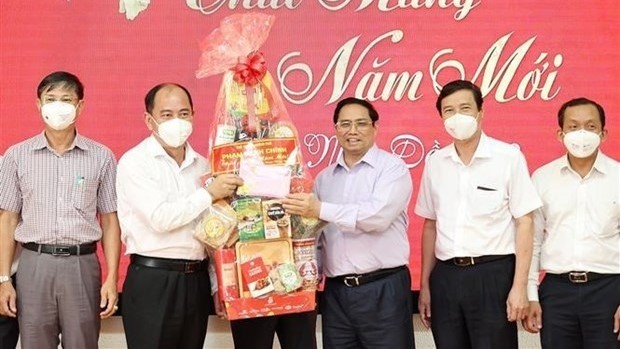 Prime Minister Pham Minh Chinh (third from right) presents Tet gifts to Ho Chi Minh City's Health Department staff (Photo: VNA)