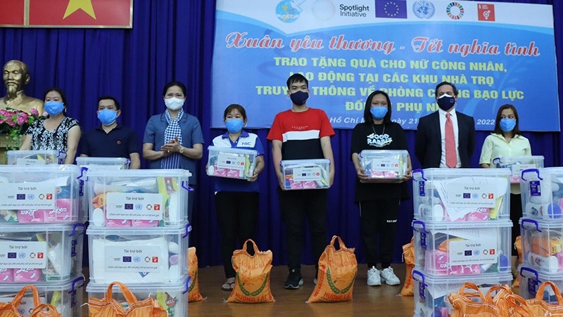 Essential packages are distributed to women in Ho Chi Minh City. (Photo: UN Women)