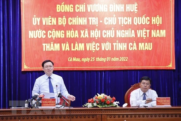 NA Chairman Vuong Dinh Hue (left) speaks at the working session. (Photo: VNA)