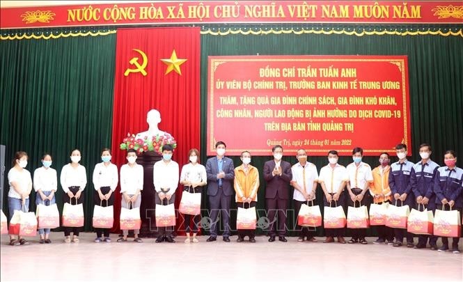 Politburo member Tran Tuan Anh presents Tet gifts to policy beneficiaries and needy households in Quang Tri. (Photo: VNA) 