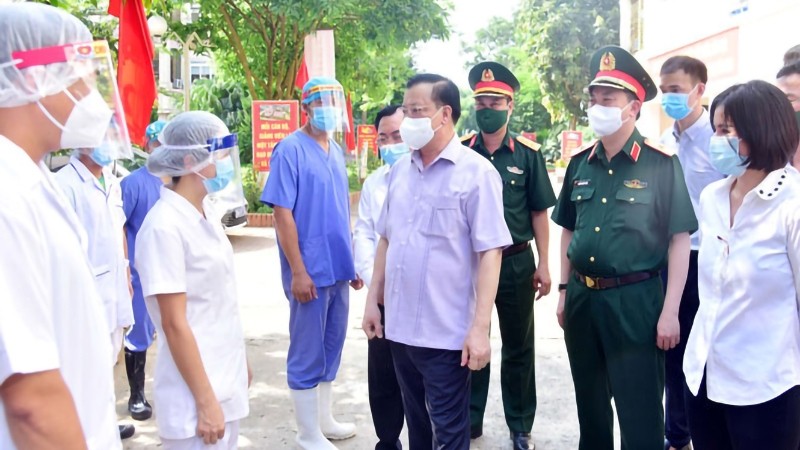 Secretary of the Hanoi Party Committee Dinh Tien Dung inspects the epidemic prevention and control work in Thach That district..