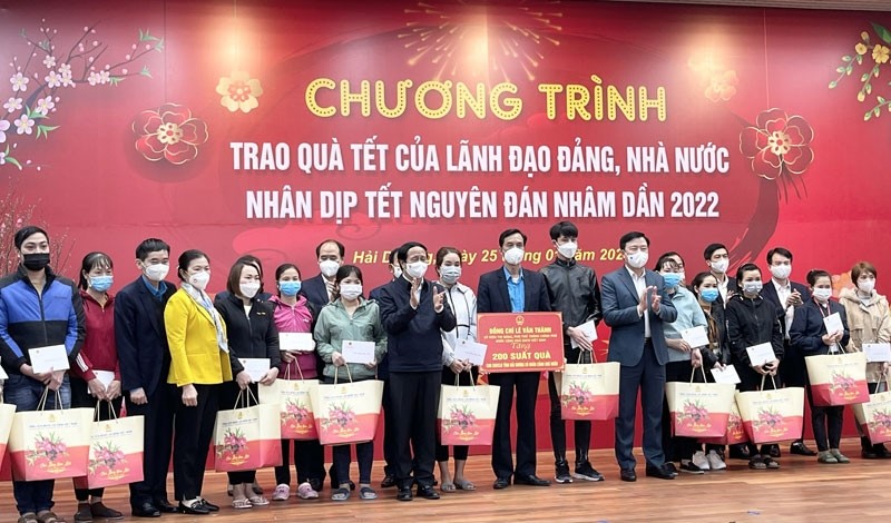 Deputy PM Le Van Thanh presents Tet gifts to workers in Hai Duong Province.