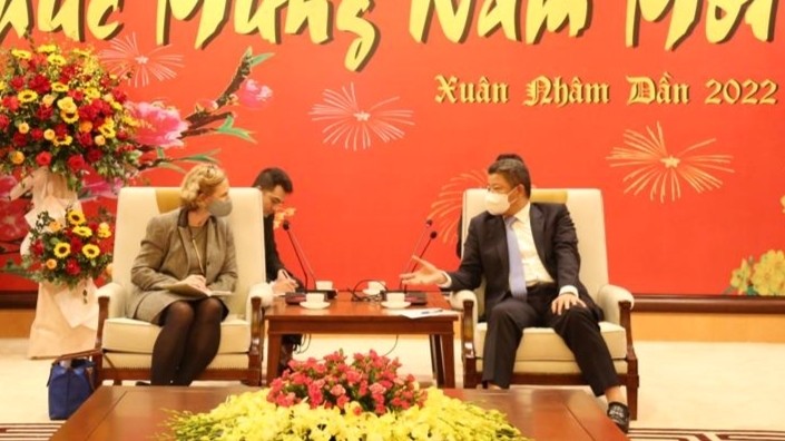 Hanoi Vice Chairman Nguyen Manh Quyen and US Economic Counsellor Lynne Gadkowski (Photo: Kinh te - Do thi)
