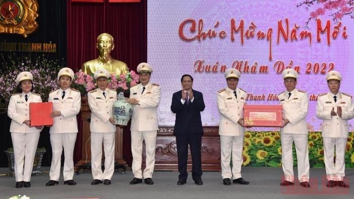PM Pham Minh Chinh and the local police (Photo: NDO)