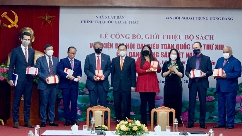 CCER Head Le Hoai Trung presents the book to foreign diplomats.  