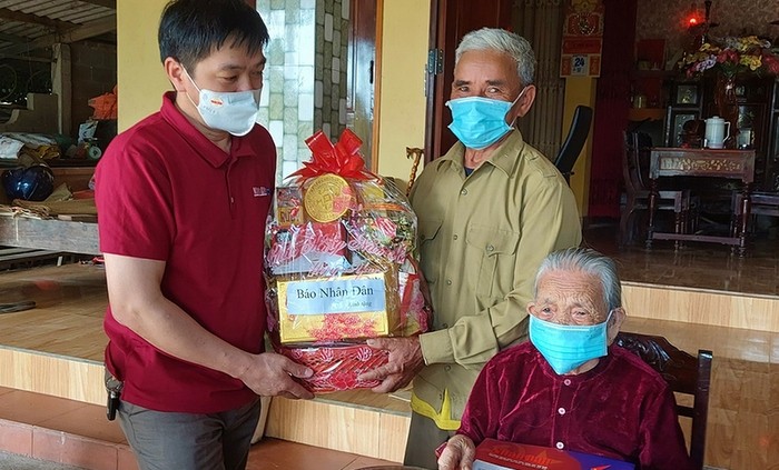 Nhan Dan Newspaper's representatives present Tet gifts to Heroic Vietnamese Mother Dinh Thi So in Tan Thuy commune, Le Thuy district. (Photo: NDO)