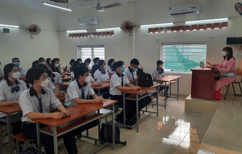 Students from Bui Thi Xuan High School in District 5, Ho Chi Minh City attend class.