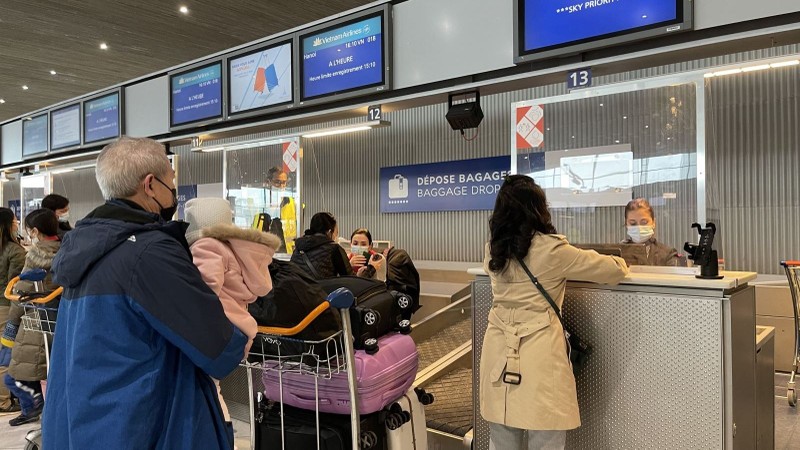 A check-in counter of Vietnam Airlines at Charles de Gaulle Airport in France. (Photo: VNA)