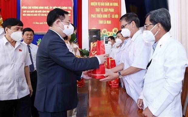 NA Chairman Vuong Dinh Hue presents Tet gifts to medical staff of Ca Mau (Photo: VNA)