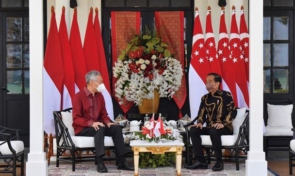 Singaporean Prime Minister Lee Hsien Loong (L) and Indonesian President Joko Widodo during their talks on January 25. (Photo: Reuters)