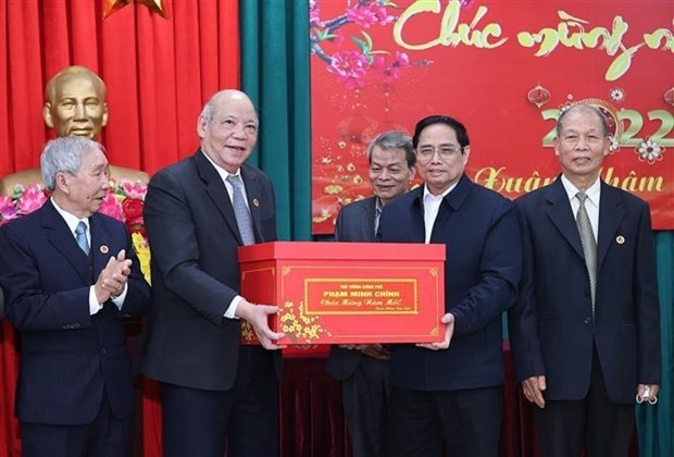 PM Pham Minh Chinh presents a gift to the Ham Rong club (Photo: VNA)