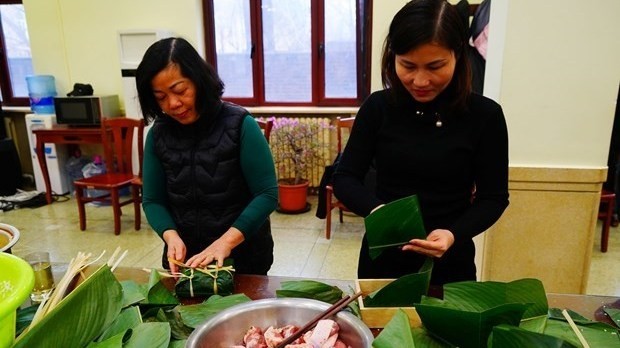 Vietnamese people in China make Chung cakes (Photo: VNA)