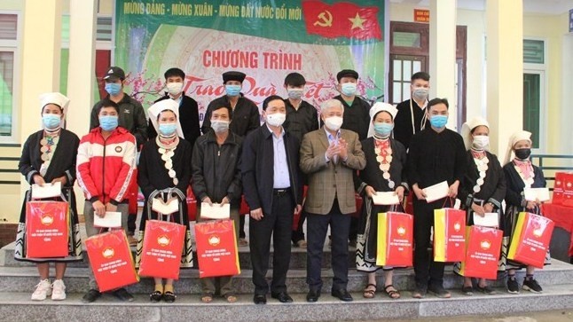 VFF President Do Van Chien presents Tet gifts to poor people in Cao Bang Province. (Photo: VNA)