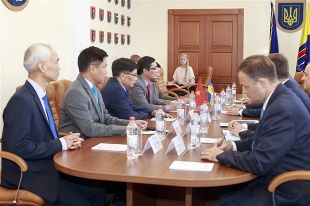 A delegation of the Vietnamese Embassy (left) at a meeting with officials of Ukraine's Odessa province in June 2021 (Photo: VNA)
