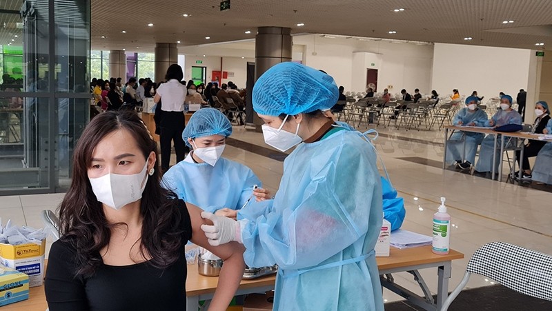 People are vaccinated against COVID-19 in Vinh Phuc Province.
