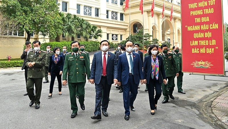 Chairman of the National Assembly Vuong Dinh Hue pays pre-Tet visit to the Hanoi Capital High Command (Photo: DUY LINH)