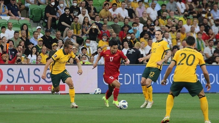   Vietnam’s Vu Van Thanh (no. 17) in action during the Group B World Cup Asian Qualifying match against hosts Australia in Melbourne on January 27, 2022. (Photo: Vietnam Football Federation)