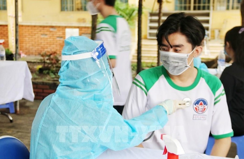 Medical examination before vaccination (Photo: VNA)