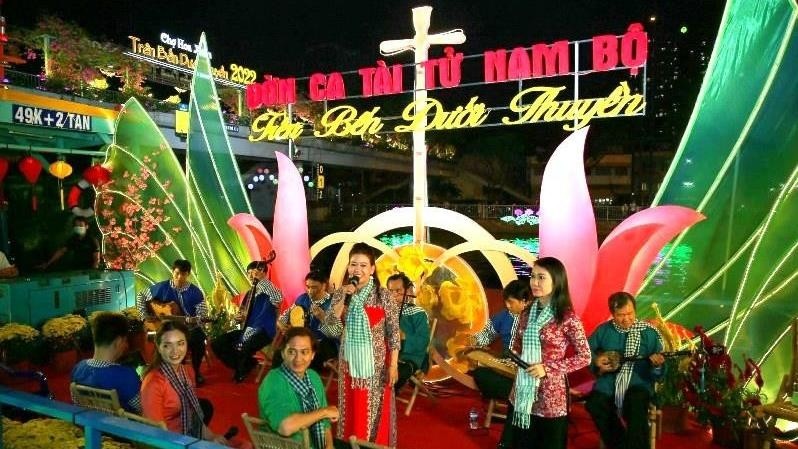 Performance of “don ca tai tu” (southern amateur singing) at the Ho Chi Minh City floating Tet flower market (Photo: VNA)