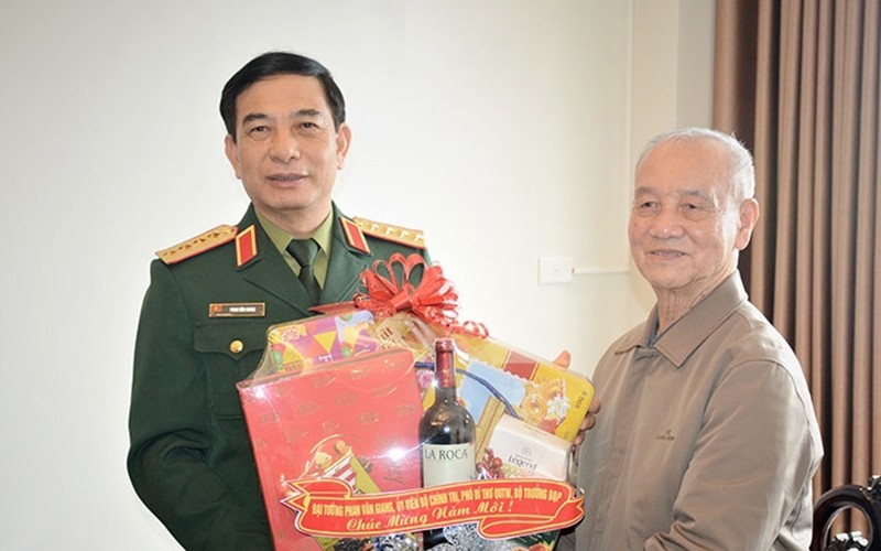 General Phan Van Giang presents Tet gifts to General Pham Van Tra (Photo: qdnd.vn)