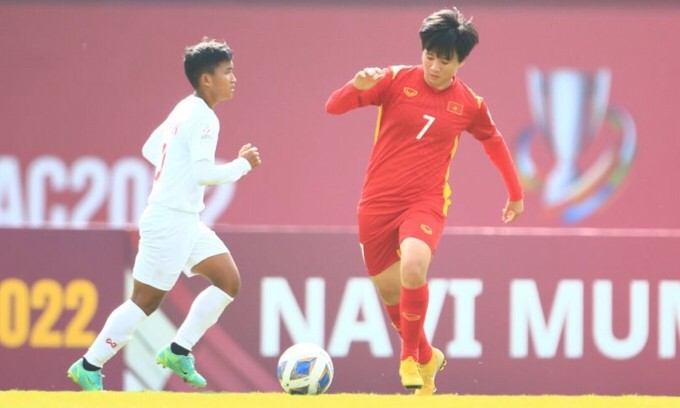 Vietnam's Nguyen Thi Tuyet Dung (#7) dribbles the ball past a Myanmar player during their match on January 27. (Photo: AFC)