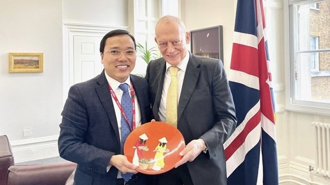 Ambassador Nguyen Hoang Long (left) and the UK’s Minister for Investment Lord Gerry Grimstone (Photo: VNA)