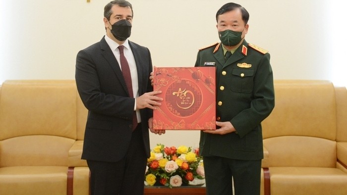 Deputy Minister of National Defence Sen. Lieut. Gen. Hoang Xuan Chien presents a gift to Azerbaijani Ambassador to Vietnam Anar Imanov. (Photo: qdnd.vn)