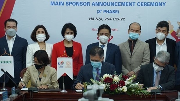 Tran Duc Phan, deputy director of the Vietnam Sport Administration (centre), Keiji Kaneko, general director of Ajinomoto Vietnam, (R) and Tran Thuy Chi, chairwoman of the Board of Vietcontent, sign a sponsorship contract in Hanoi. (Photo courtesy of organisers)