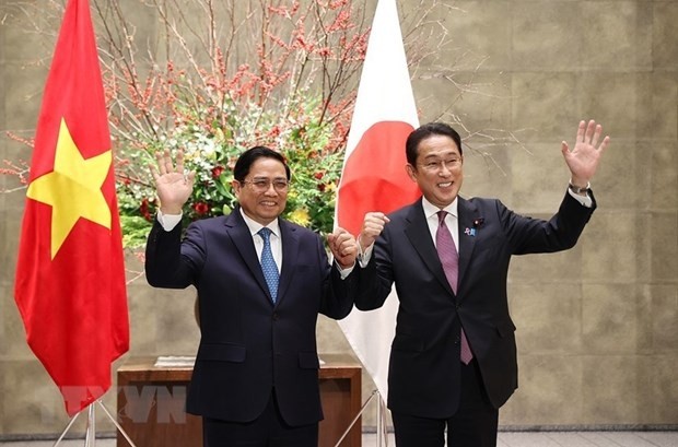 Prime Minister Pham Minh Chinh (L) and Prime Minister Kishida Fumio (Photo: VNA)