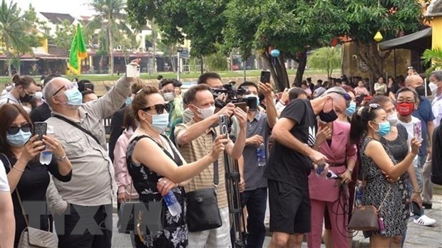 Foreign tourists visit Hoi An Acient Town, Quang Nam province, under a programme that welcomes international travellers back on a trial basis (Photo: VNA)