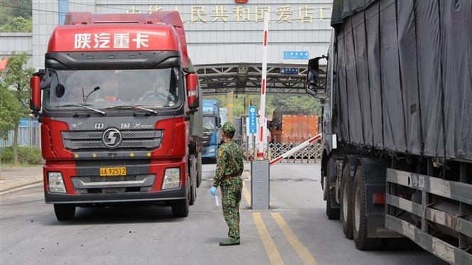 Vehicle inspection at the Chi Ma border gate in October 2021. (Photo: VNA)