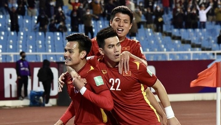 Vietnamese players celebrate after Ho Tan Tai opens their scoring. (Photo: NDO/Tran Hai)