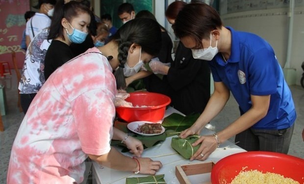 A contest to make and cook Chung cake (square sticky rice cake) was held in the framework of the programme (Photo: VNA)