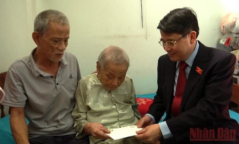 NA Vice Chairman Nguyen Duc Hai presents Tet gifts to policy beneficiary families and disadvantaged households of Tam Xuan 1.