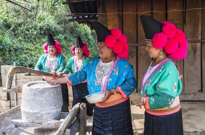 H’mong ethnic women in Co Ma Commune, Thuan Chau District, Son La Province, grinding corn for making corn cake (Photo credit: Pham Thanh Ha) 