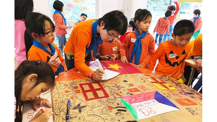 The Vietnamese language camp is held by the Vietnamese Association in Stuttgart and the “Reading with Children” Club (Hanoi) (Photo: DUONG MY)