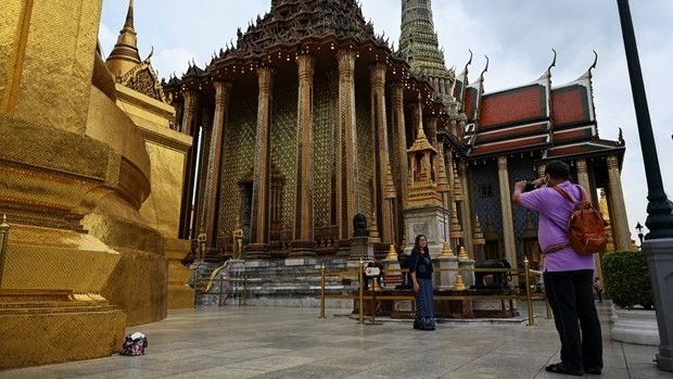 A tourist takes a photo at the Grand Palace in Bangkok, Thailand. (Photo: AFP/VNA)