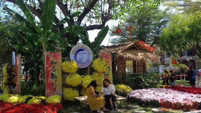 People flock to Spring Flower Festival. (Photo: NDO)