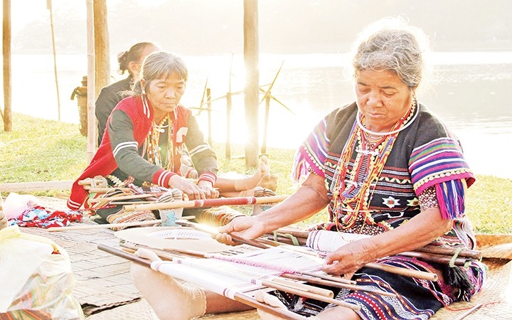 Elders in Buon Go village, Cat Tien district, Lam Dong province weaving brocade (Photo: NDO/Uong Thai Bieu)