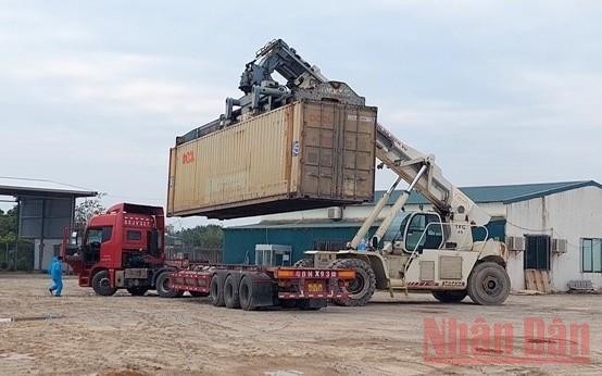 The shipment included 5 containers with 26 tonnes of electronic components, worth nearly 2.4 million USD, was cleared for the first time at Cau Bac Luan 2 Border Gate.