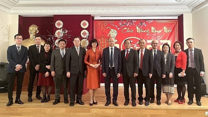 Vietnamese Ambassador to France Dinh Toan Thang and head of the Permanent Delegation of Vietnam to UNESCO Le Thi Hong Van take photo with the delegation of the Lao Embassy. (Photo: baoquocte.vn)