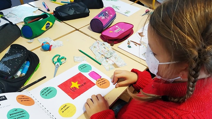 A Vietnamese-French girl painting the national flag of Vietnam (Photo: NDO/Quyen GAVOYE)