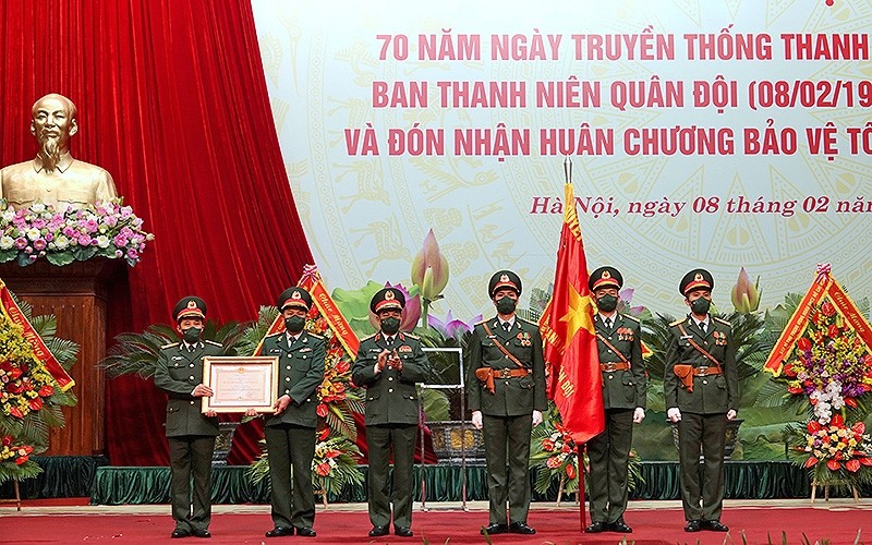 General Phan Van Giang (3rd from the left) presents the First-class Fatherland Defence Order to the Military Youth Board.